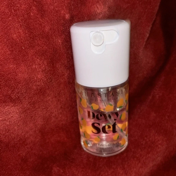 Anastasia Beverly Hills Dewy setting spray - Picture 4 of 8